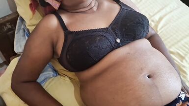 A madrasta do Pujalove1 é uma MILF natural com bunda e peitos perfeitos