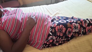 A madrasta do Pujalove1 é uma MILF natural com bunda e peitos perfeitos