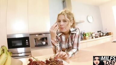Anna Key's curvy body gets double-stuffed in the kitchen - 1 image