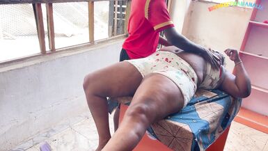 La figa pelosa di Hotmama viene sfondata da un grosso cazzo mentre si fa scopare il culo stretto in posizione cowgirl e doggy