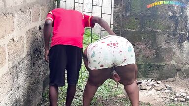 MILF ronde se fait démonter dans un magasin abandonné, ses seins naturels parfaits qui rebondissent