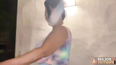Jaylene Rio and Rome Major adorent les gros seins naturels lun·e de lautre et chevauchent leurs grosses bites dans la chambre - 1 image