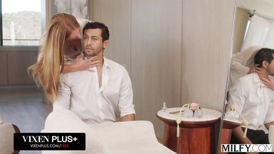 El esposo de Jessi Rae es su cachorro obediente - MILF tragando, corriéndose y follando como una pro