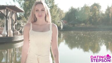 La figa stretta di Micky Muffin devastata dal grosso cazzo di Alex Charger - hotwife action!