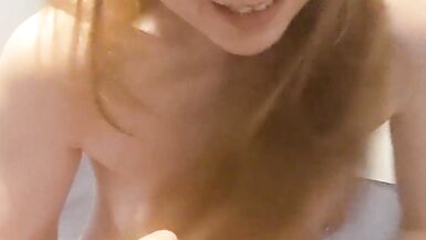 Lily Kink supplie pour une creampie pendant quon lui écarte les pieds et quon lui défonce la chatte