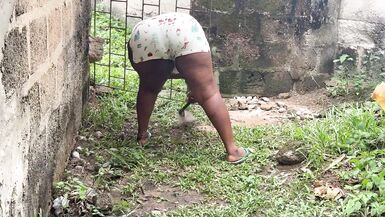 Milf formosa e mamma calda si godono un 1 a 1 bollente con un cazzo duro nel bosco.