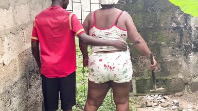 Maman ronde et chaude en tête-à-tête torride avec une grosse queue dans les buissons