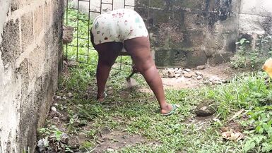 Hotmama and Chubby Milf sırayla deepthroating ve çalılıklarda büyük yaraklara biniyor