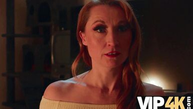 Chels Cee and Lily Kink : Les MILFs aux corps parfaits séclatent avec leur beau-fils dans une parodie VIP4K