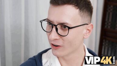 Regarde la MILF Sandra Sugar soccuper du jeune étalon Charlie Dean dans une action VIP4K sauvage