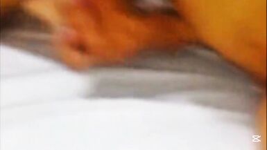 A boceta apertada da Biggloryxxx esfrega um pepino enquanto ela cavalga no pauzão do Bobafay29 - 2 image