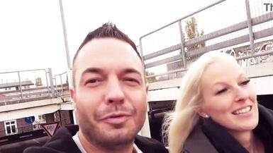 Cam Angel and Andy Star senfilent en levrette risquée sur le parking - 7 image