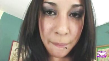 佩吉·泰勒 (Paige Taylor) 被一名战士的巨大成员狠狠地操了她紧致的屁股