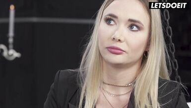 Venera Maximas enger Arsch wird von Christian Clays großem Schwanz hart und tief durchgenommen