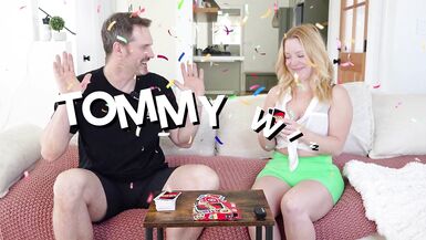 Mandy Spears, die kurvige blonde MILF, spielt Twister and wird von Tommy Wood durchgenommen