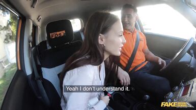 Nicole Loves gebräunter Körper wird im öffentlichen Fahrunterricht durchgenommen - Mugur Cms Reality Driving School