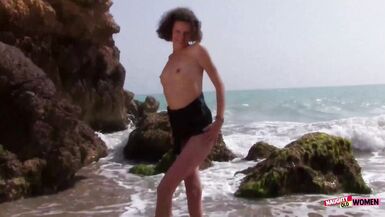 Terry Kemaco mete na bunda da milf gostosa Sophie Land e faz ela gozar na praia