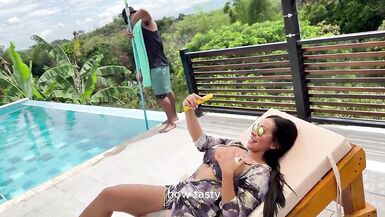 Veja Mariana Sandoval seduz o piscineiro com sua boceta molhada e leva o pauzão preto dele lá fora!