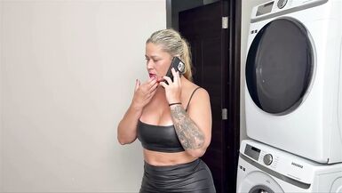 El hijastro de Kata Sanchez le da duro al coño de su MILF en la lavadora mientras su madrastra mira en cuckold roleplay