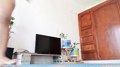 Karmica raccoglie i giocattoli in camera e si scatena