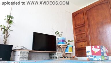 Karmica pega brinquedos no quarto e apronta