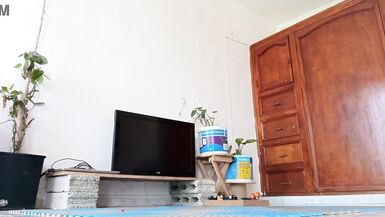 Karmica raccoglie i giocattoli in camera e si scatena