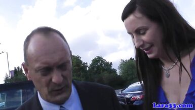 Britische MILF in High Heels wird von Uniform-Officer gefingert