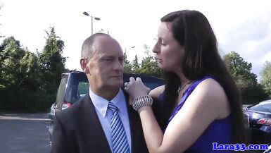 Britische MILF in High Heels wird von Uniform-Officer gefingert