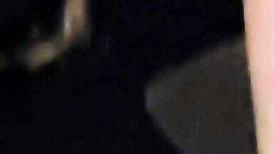 Carol Marques se deja estirar el coño apretado por una verga negra enorme mientras su cornudo cornudo la humilla