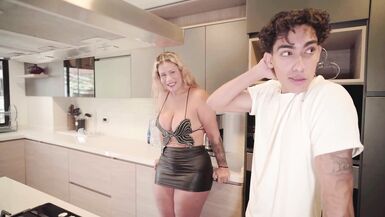 Kata Sanchez and Verito lassen sich von Stiefvater Tommy Jackson ihre nassen Muschis lecken - 3 image