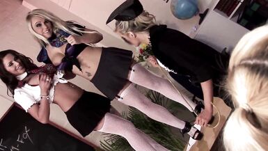 Natasha Marley, Anna Lovato, Michelle Thorne e Gemma Massey contro 5 milf in un gangbang selvaggio e passionale