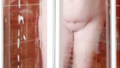 SexyLishia, die MILF-Schönheit, genießt eine dampfende Outdoor-Dusche mit ihren Riesentitten und freihändigen Skills