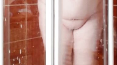 SexyLishia, la MILF sexy, disfruta una ducha caliente al aire libre con sus enormes tetas y habilidades manos libres