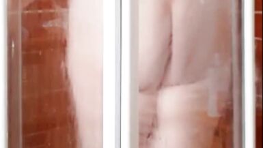 SexyLishia, la milf sexy, si gode una doccia bollente allaperto con le sue tette enormi e le sue abilità senza mani