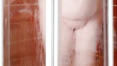SexyLishia, la milf sexy, si gode una doccia bollente allaperto con le sue tette enormi e le sue abilità senza mani