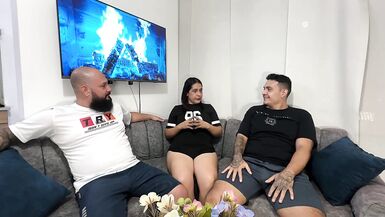 观看 Camilomendoza 和 Jennifer Dupree 疯狂地弹跳天然大奶，而戴绿帽子的丈夫则惊叹不已！