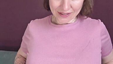 A melhor amiga da madrasta MILF leva uma sentada molhada e goza numa sessão quente de JOI com a madrasta - 5 image