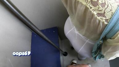 Vana Play si masturba il cazzo di uno sconosciuto in metropolitana con una sega pubblica birichina.