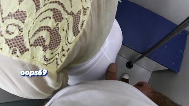Vana Play трёт член незнакомца в метро, делая озорной публичный дроч