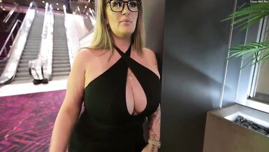 Kendra Kox se fait défoncer fort les gros seins et le gros cul par Aaron Flowers à Vegas