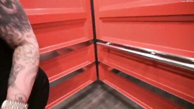 Kendra Kox si fa scopare forte le tette e il culo da Aaron Flowers a Las Vegas.