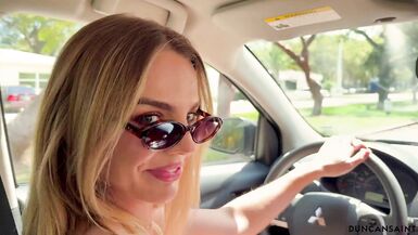 Kate Dalia y Duncan Saint se turnan para hacerle una mamada profunda y correrse dentro de las pelotas de una MILF rubia en el coche