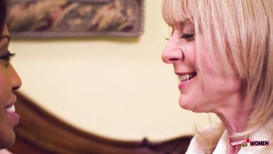 MILF Nina Hartley lame y besa mientras se lo hace a pelo con Lotus Lain - 1 image