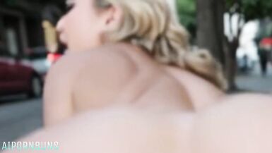 Sieh zu, wie diese busige blonde MILF ihren Mann mit einem gut bestückten Typen betrügt and von einem gut bestückten Typen im POV ein Creampie bekommt