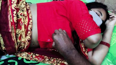 Enteado não resiste aos curvilíneos da madrasta e ganha um boquete quente da Desi Saree no quarto