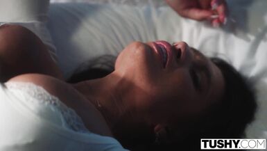 Le due vicine sexy di Eva Angelina la riempiono in un trio selvaggio.