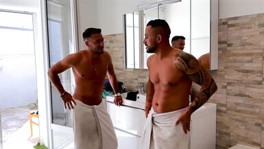 Valentina und ihre zwei Hengste: Französische MILF in Dessous dreht mit zwei Typen durch