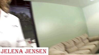 La massaggiatrice! Il dirty talk di Tanya Tate e Jelena Jensen porta a una scopata lesbo bollente.