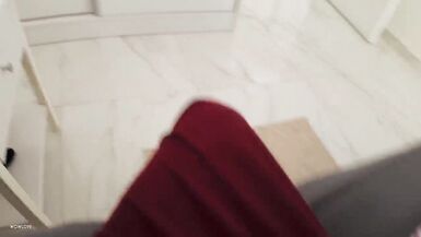 Üvey annem beni duşta çıplak kıçını gözetlerken yakaladı - çok ateşli!