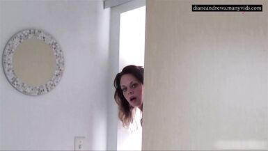 Diane Andrews, la madrastra pervertida, hace que su sissy se trague el semen en POV